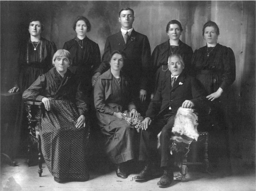 Il bisnonno Bortolo, la bisnonna Giacoma, il nonno Luigi e le sue sorelle