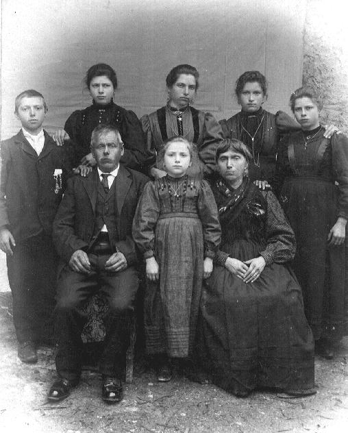 I bisnonni, il nonno e le sue sorelle