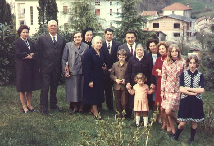 Foto ricordo di tutti i De Lazzer nel 70 a Sospirolo
